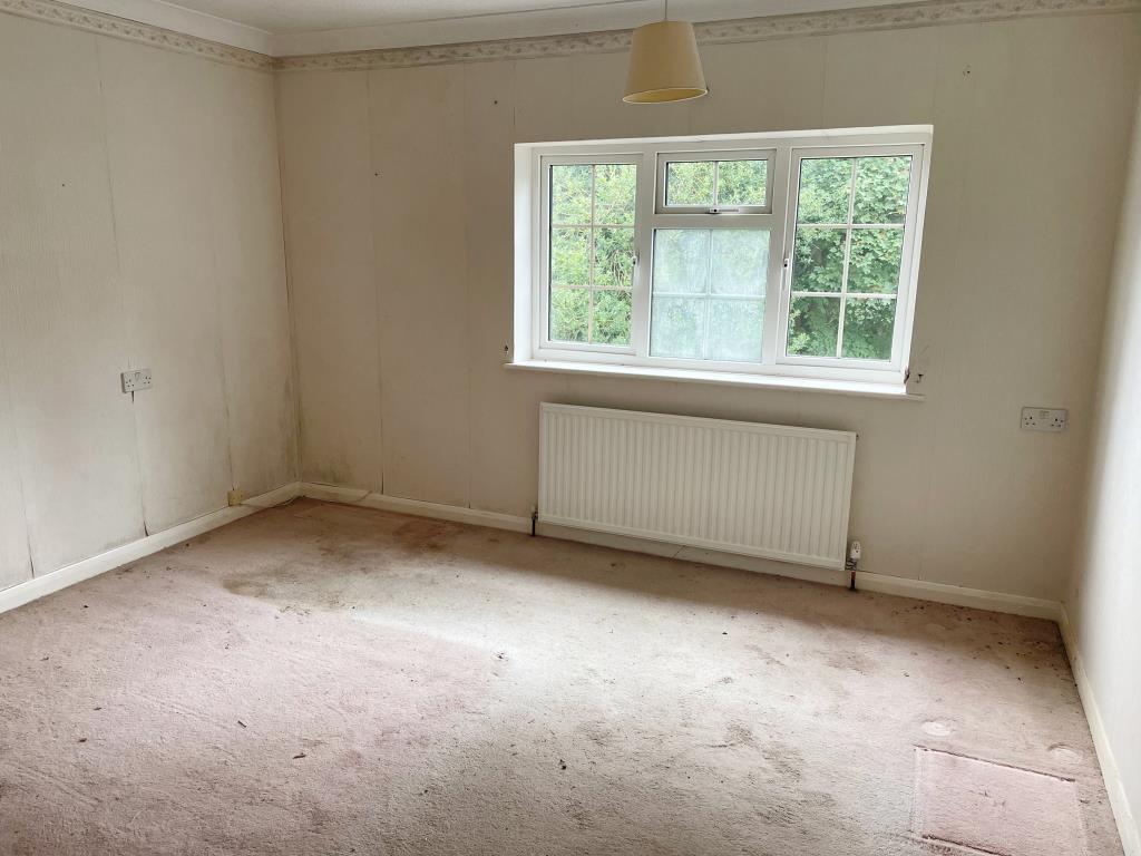 Lot: 28 - DETACHED HOUSE AND LARGE GARDEN WITH POTENTIAL - Main bedroom to rear